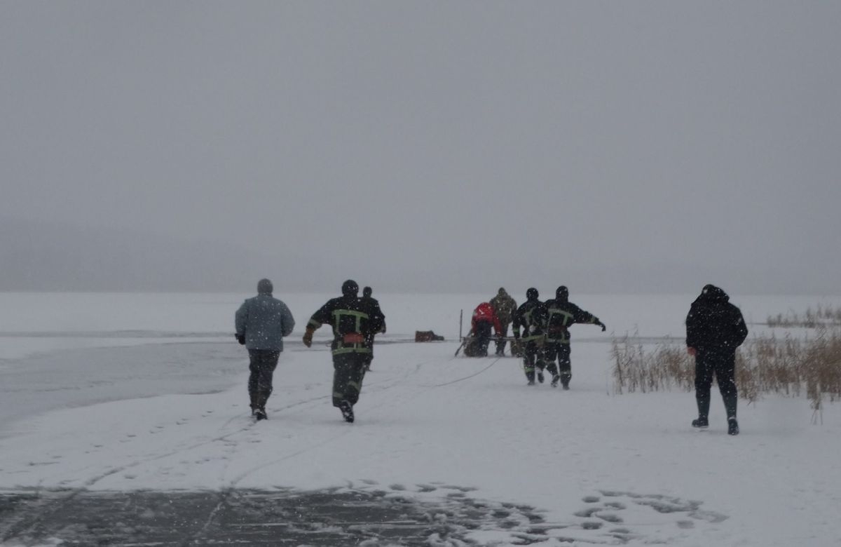 У Смілі на очах у рятувальників під лід провалився рибалка