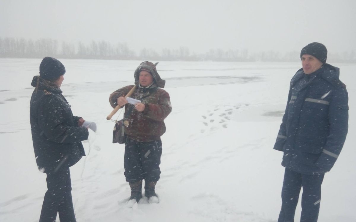 Обережно, тонкий лід: черкаських рибалок застерегли від небезпеки