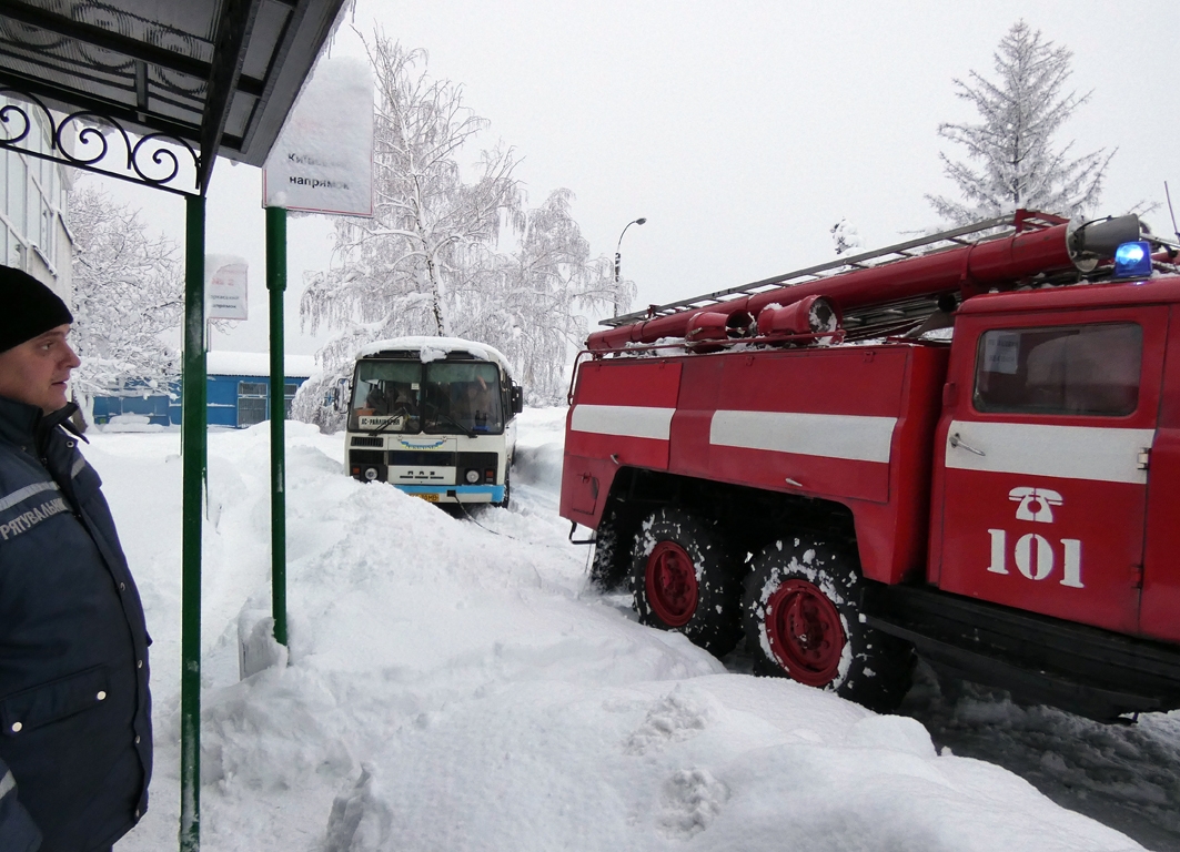 У Шполі в заметі застряг автобус (відео)