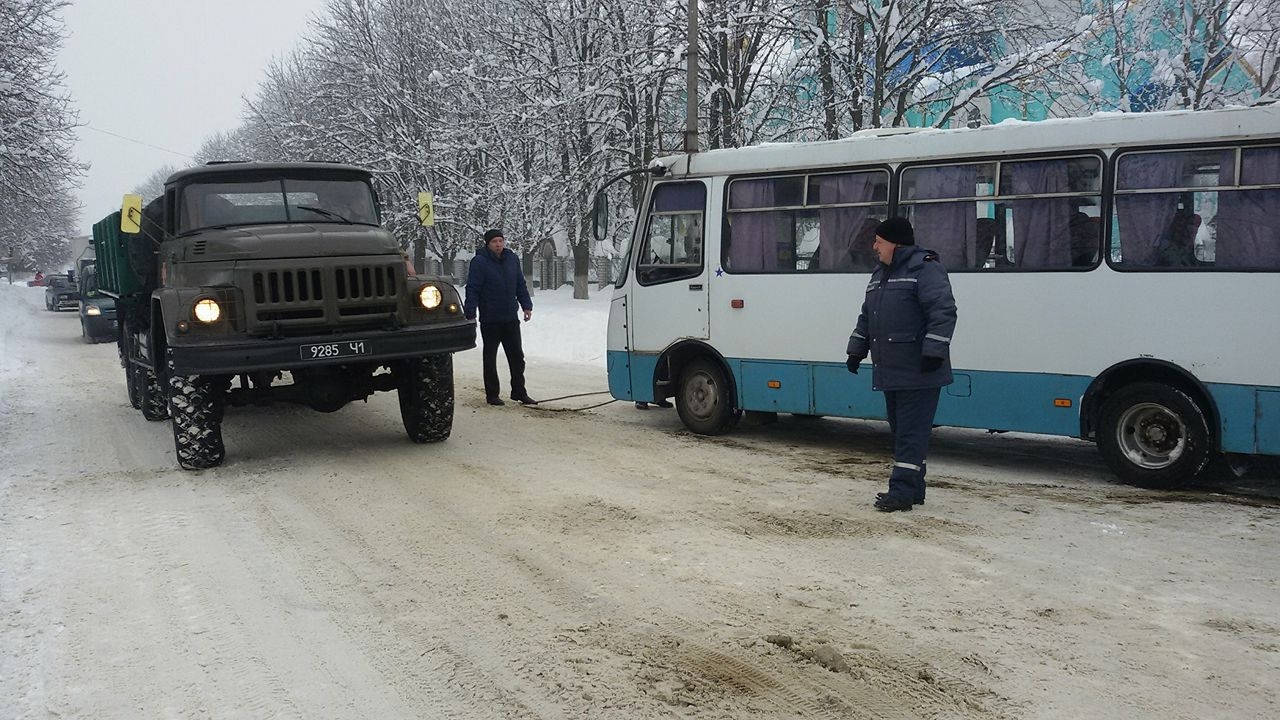 Шполянські рятувальники звільнили із снігових заметів 3 автобуси