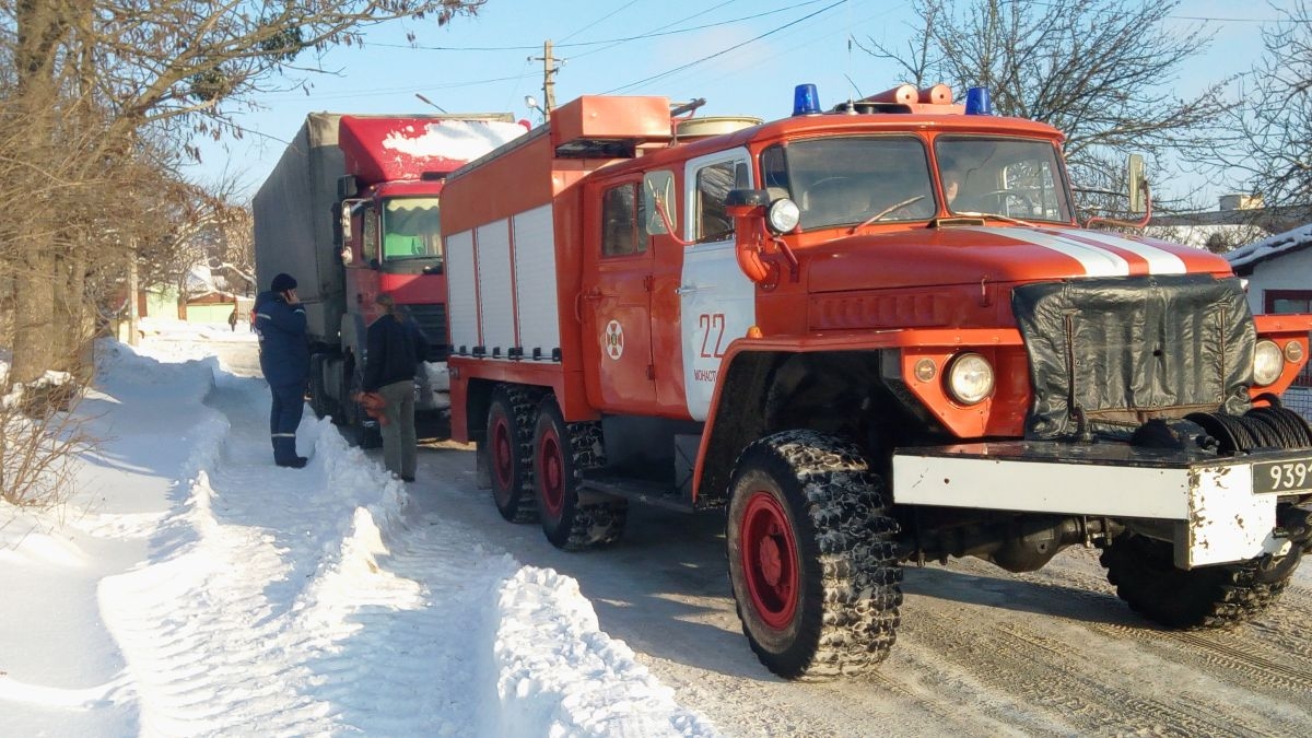 У Монастирищі на допомогу водію вантажівки довелося викликати рятувальників