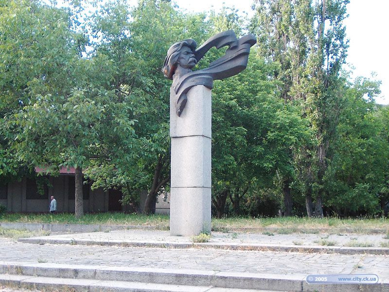 У Черкасах демонтують пам’ятник Максиму Горькому