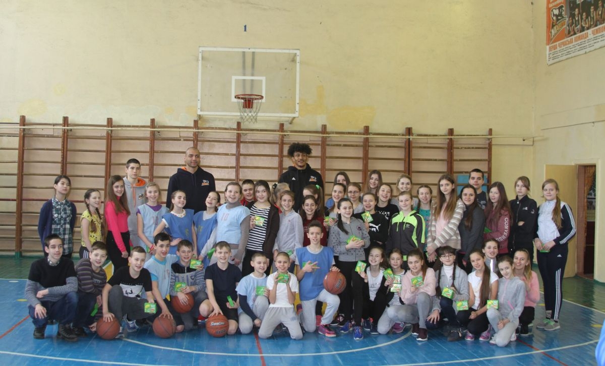 Учнів черкаського колегіуму відвідали баскетболісти-профі