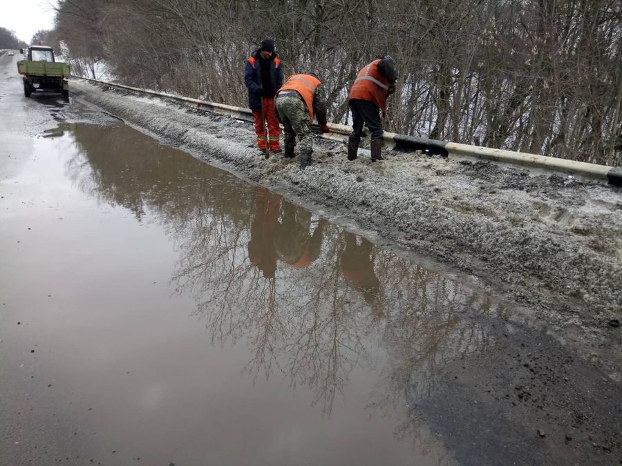 На Черкащині дорожники розпочали водовідведення з доріг