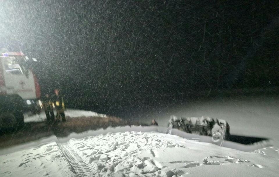 На Золотоніщині звільнили зі снігового полону автомобіль, у якому везли дітей