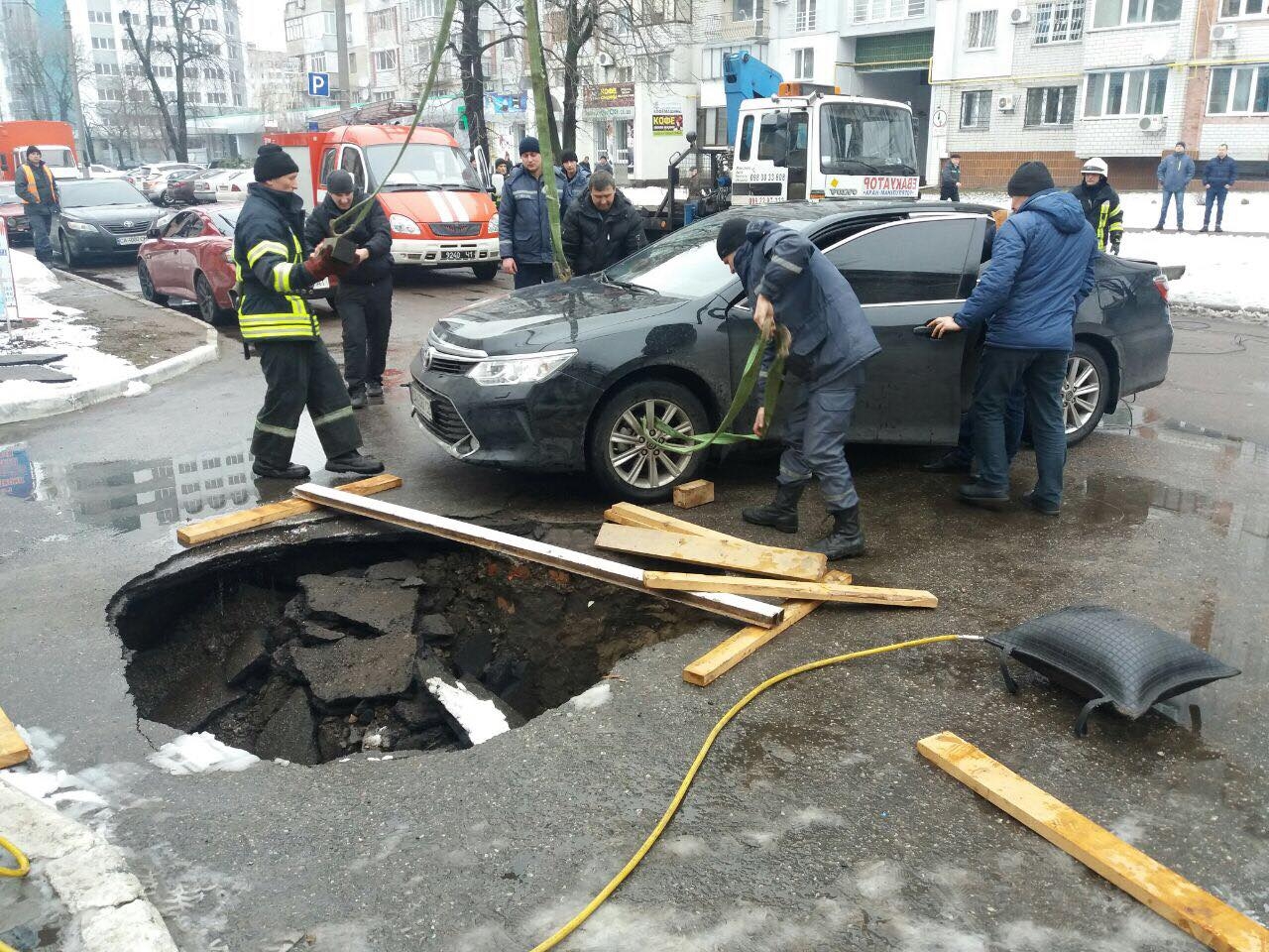У Черкасах припаркований автомобіль провалився під землю (фотофакт)