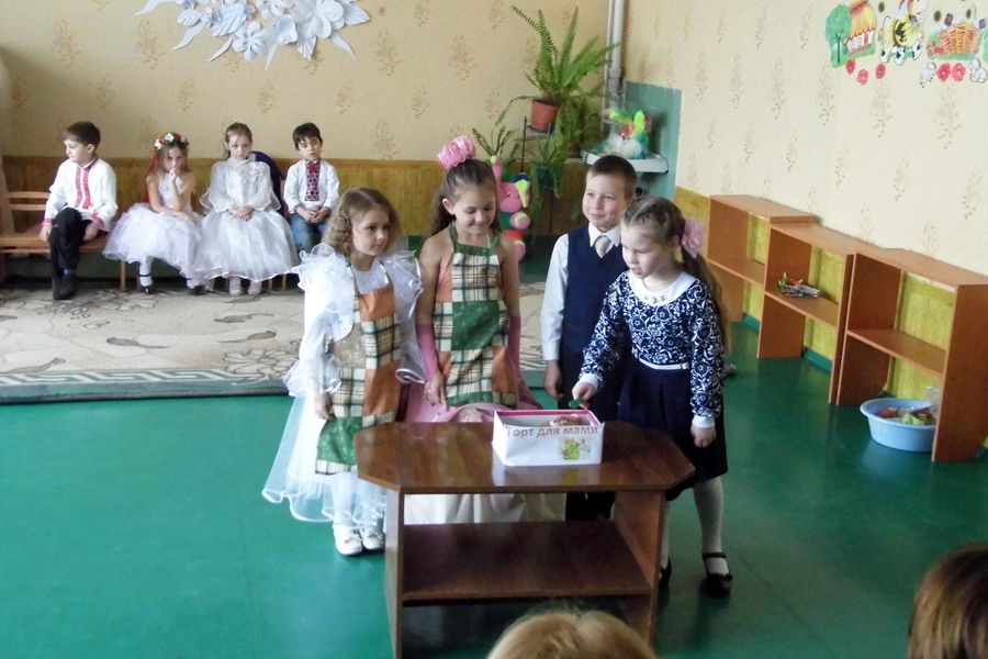 Першокласники Чорнобаївської ЗОШ №2 привітали матусь та бабусь зі святом