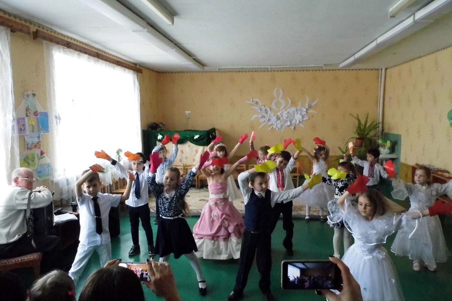 Першокласники Чорнобаївської ЗОШ №2 привітали матусь та бабусь зі святом
