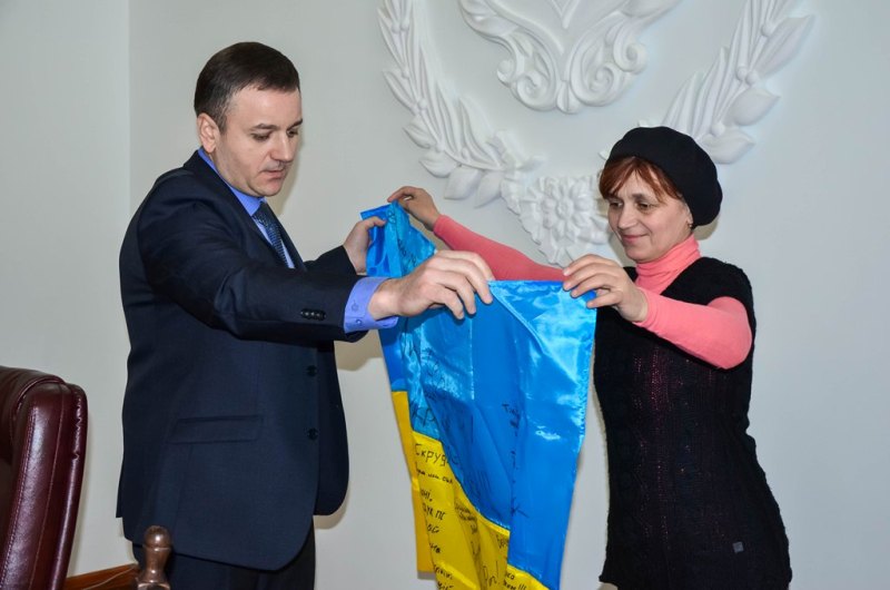 УДПУ отримав від бійців АТО цінний подарунок – прапор із передової