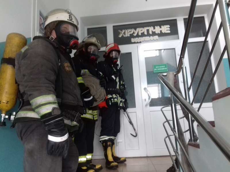 Золотоніські рятувальники вчилися боротися з пожежею в лікарні