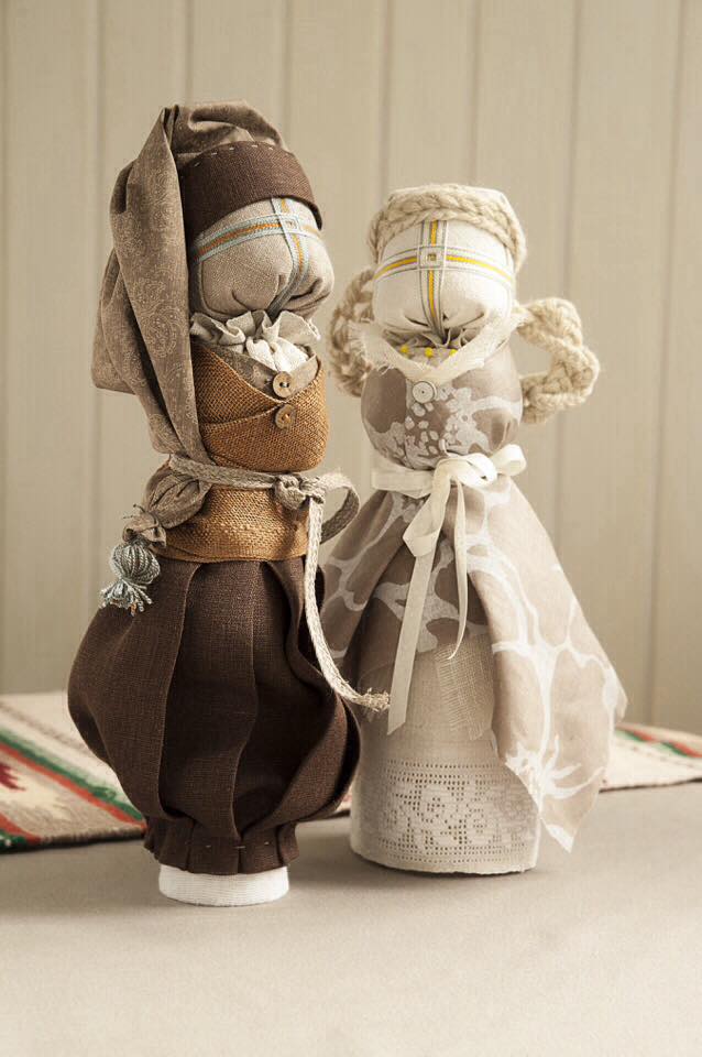 Черкащанка виготовляє унікальні ляльки-мотанки
