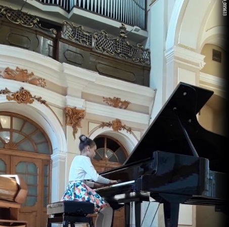 Юна піаністка з Черкас взяла участь у всеукраїнському конкурсі