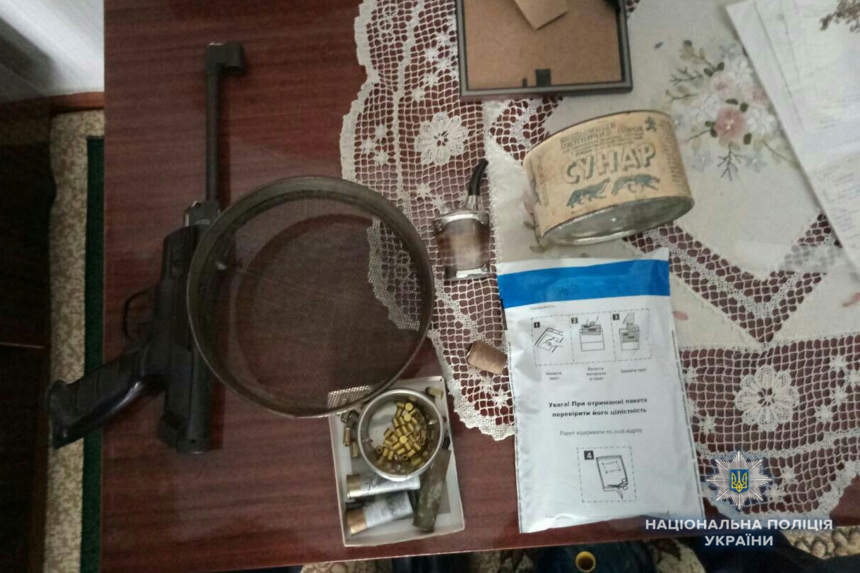 40-річний житель Драбова зберігав наркотики і зброю