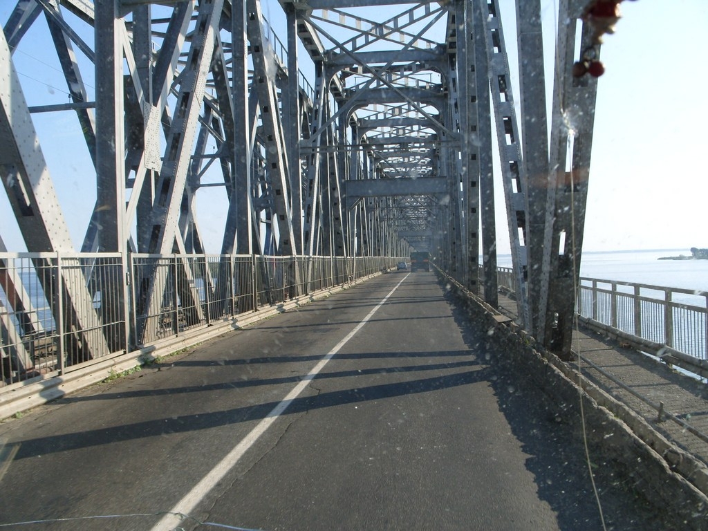 Міст через Дніпро знову ремонтують