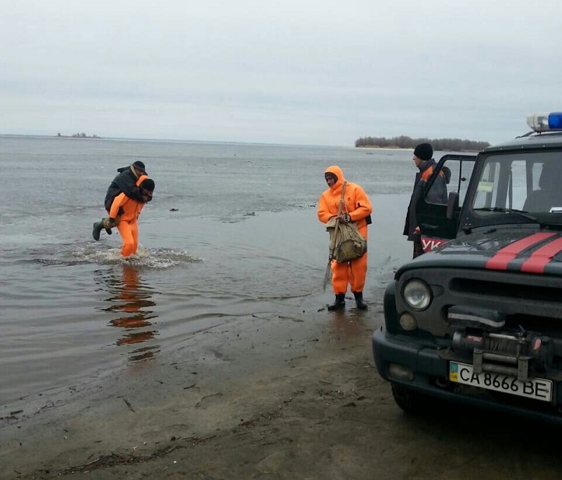 Черкаські рятувальники зняли з крижини двох рибалок