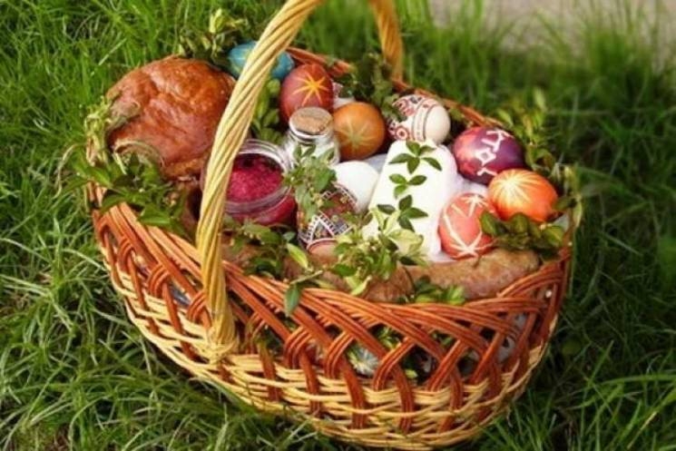 Що потрібно святити на Великдень – які продукти можна і не можна класти до кошика