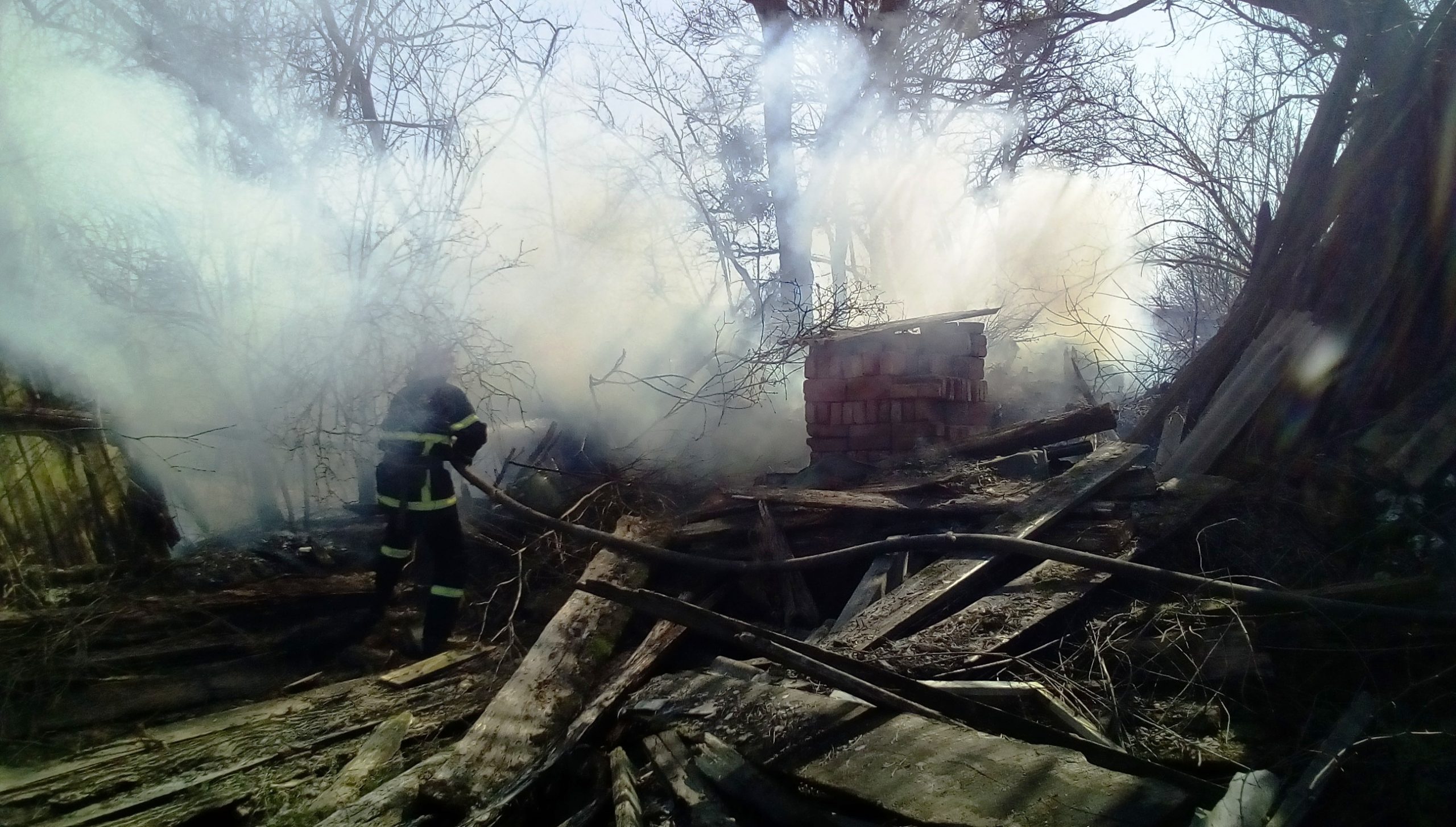 Рятувальники ліквідували чергове загорання сухої трави (Відео)
