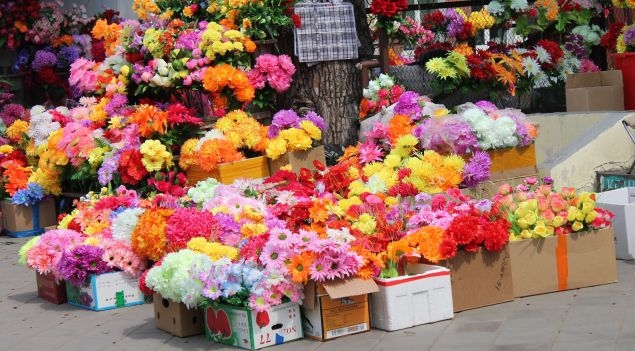 У Жашкові заборонили використовувати штучні квіти у місцях поховання