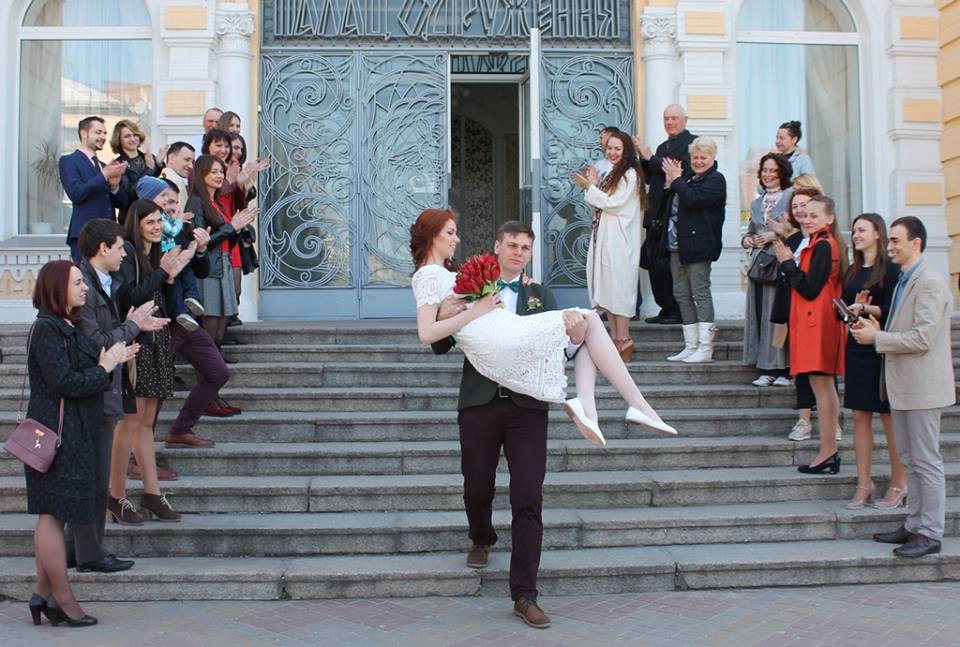 Черкаські журналісти видали свою колегу заміж
