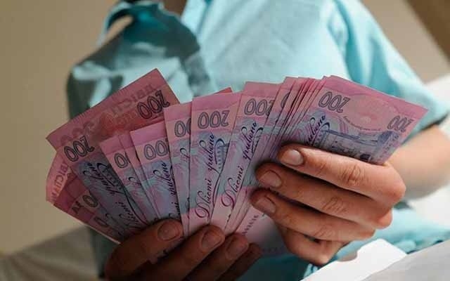Депутати  збільшили заробітну плату медикам міста