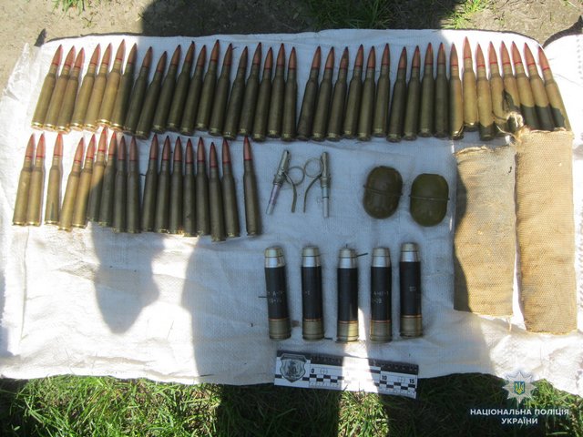 На Тальнівщині знайшли вибухівку, гранати і зброю