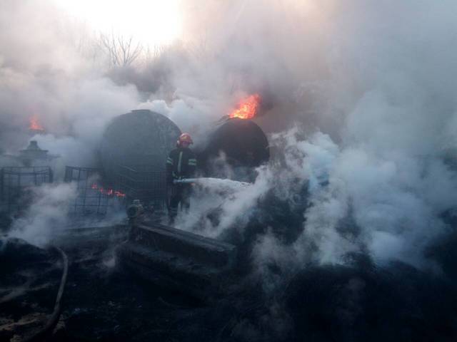 Склад покришок у Черкасах гасили майже 100 пожежників (ВІДЕО)