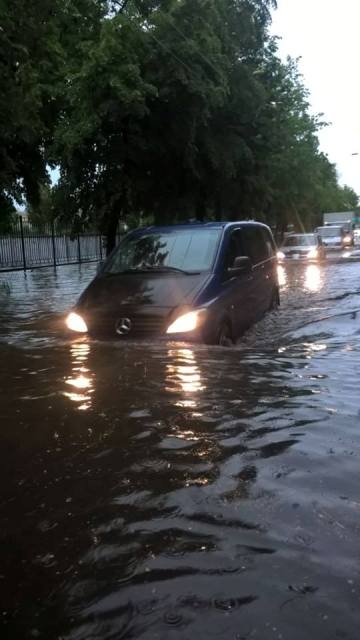 У Черкасах із водяного полону рятували автівки (ФОТО, ВІДЕО)