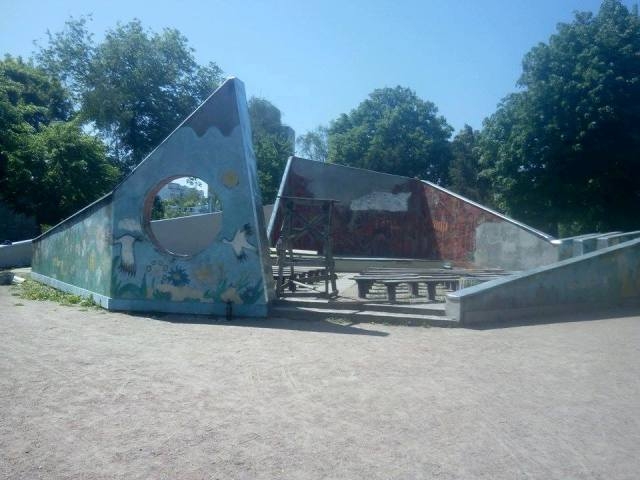 У Черкасах ремонтують сцену в Дитячому парку (ФОТО)