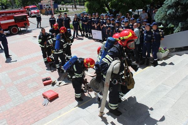 Рятувальники тренувалися гасити пожежі в ЧДТУ (ВІДЕО)