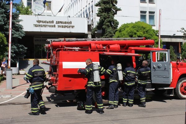 Рятувальники тренувалися гасити пожежі в ЧДТУ (ВІДЕО)