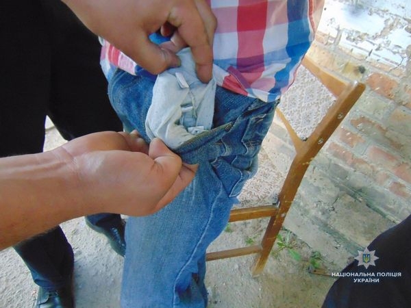 У Корсунь-Шевченківському затримали чоловіка, який збував наркотики (ФОТО)