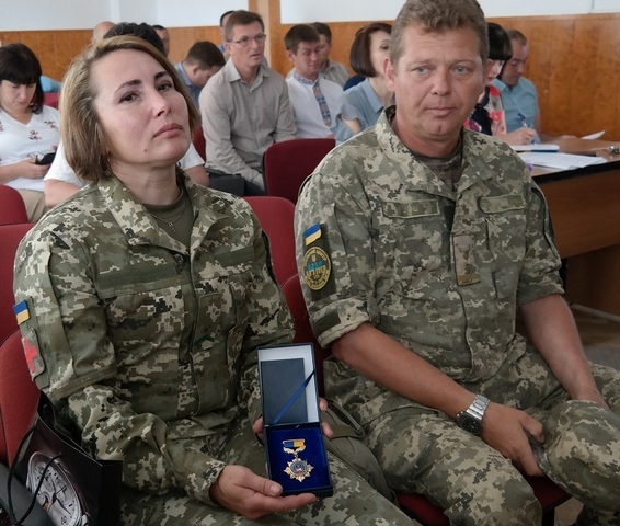 Матір загиблого черкаського героя нагородили нагрудним знаком «За мужність і героїзм»