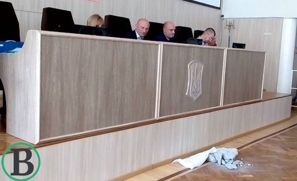 Депутат Черкаської міської ради приніс на сесію сміття