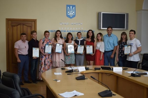Молодих та активних нагородили в Черкаській ОДА