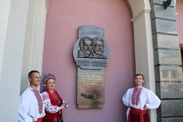 У Черкасах відкрили меморіальні знаки трьом видатним діячам культури