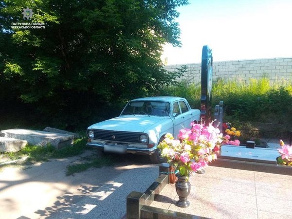 На черкаському цвинтарі знайшли викрадене авто