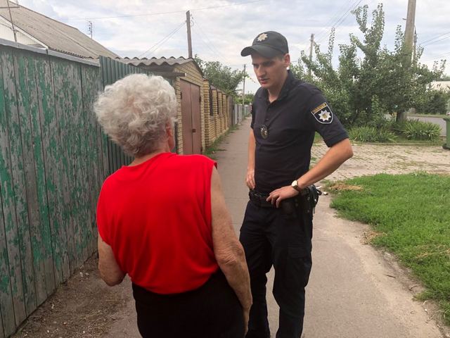 Черкаські патрульні повернули додому бабусю, яка заблукала