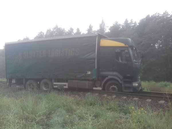 На Черкащині вантажівку викинуло на колії (ОНОВЛЕНО)