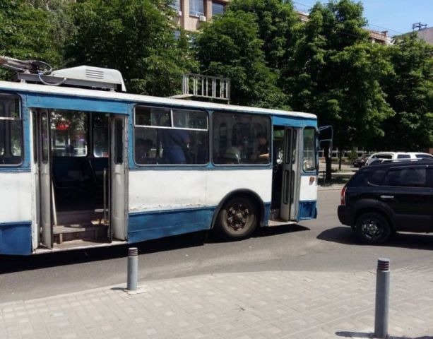У середмісті Черкас іномарка зіткнулася з тролейбусом