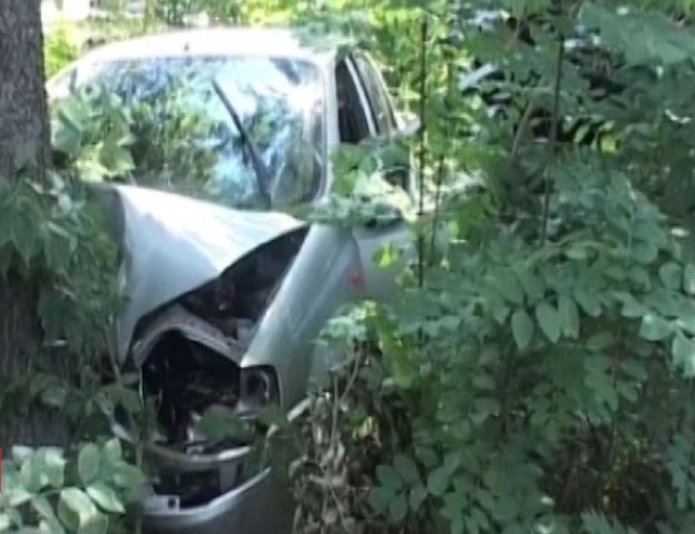 У Каневі водій збив дерево, є постраждалі та загиблі