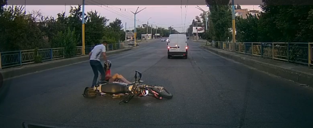 У Черкасах на мосту легковик підрізав мотоцикліста (ВІДЕО, ФОТО)