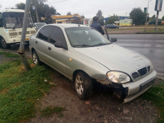 У Черкасах автівка збила пішохідний світлофор (ФОТО)