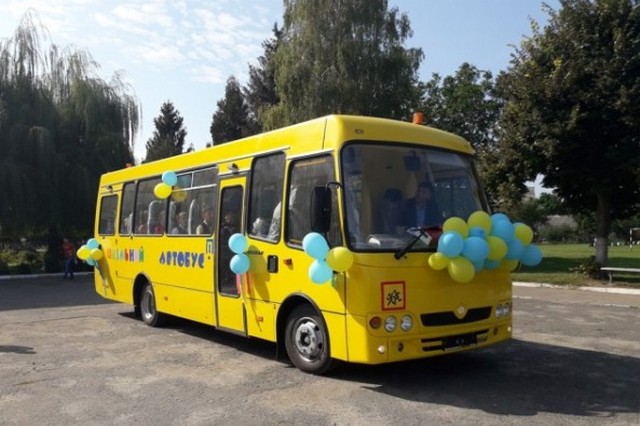 У Жашкові для потреб освіти та громади передали новенький шкільний автобус