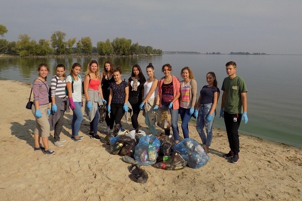 Студенти-екологи взяли участь в акції «Міжнародний день чистих берегів»