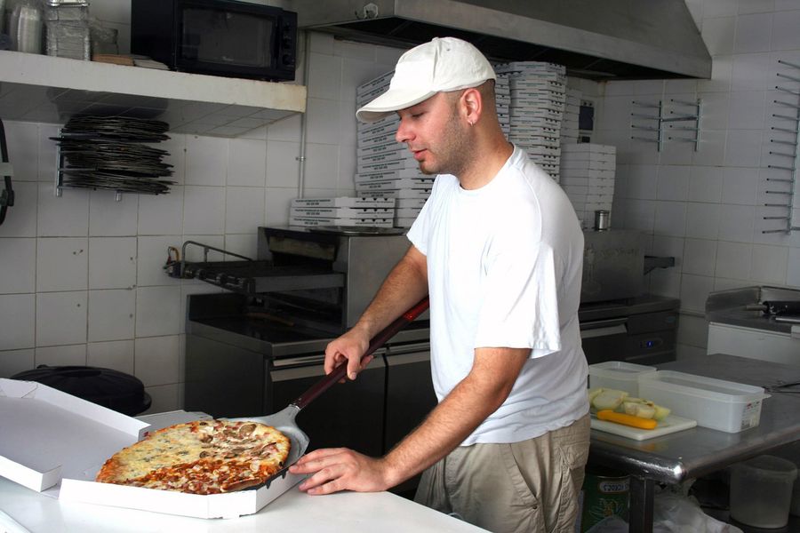 Доставка піци додому: тепла, смачна і недорого