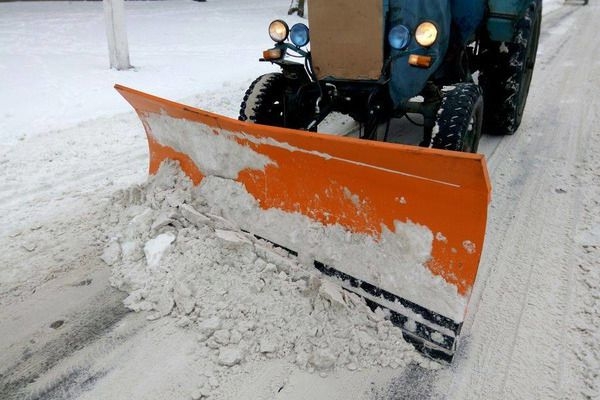 Понад 40 одиниць техніки прибирають Черкаси від снігу