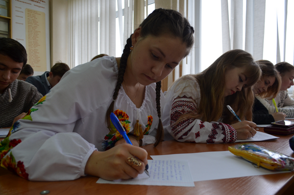 Студенти ЧНУ перемогли на конкурсі з української мови