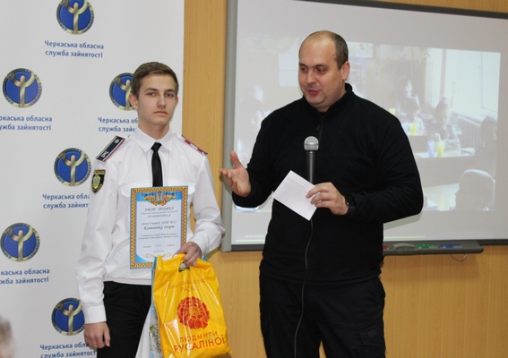 Черкаські рятувальники нагородили переможців конкурсу «Світ професій дитячими очима»