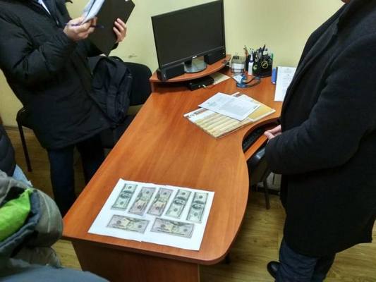 СБУ затримала на хабарі співробітника міграційної служби Черкащини