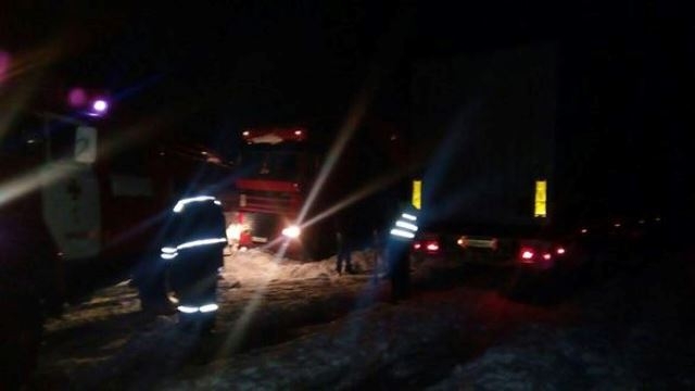 У Черкасах застрягли дві вантажівки (ФОТО)